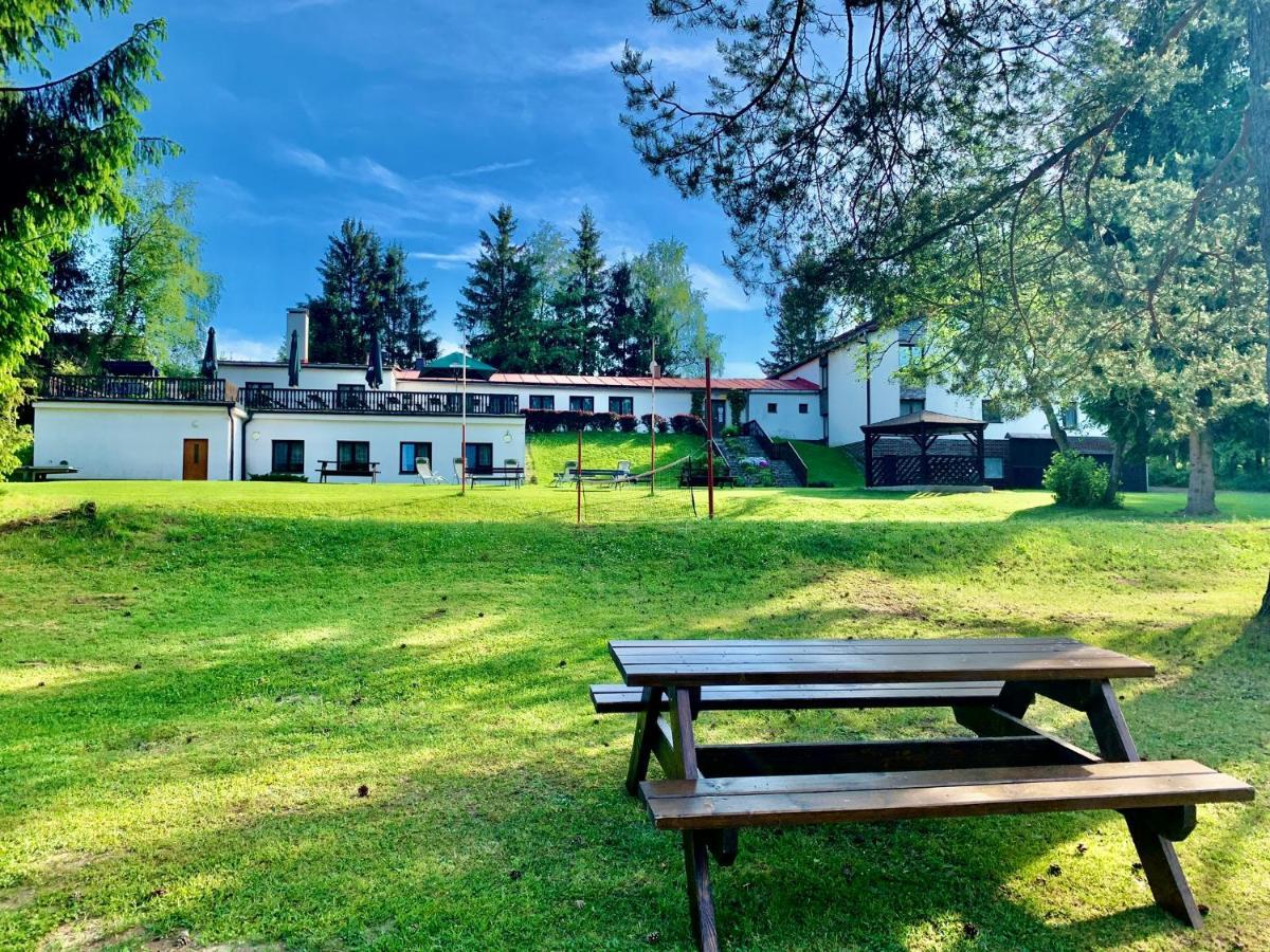 Hotel A Penzion Pegas Vlachovice ภายนอก รูปภาพ