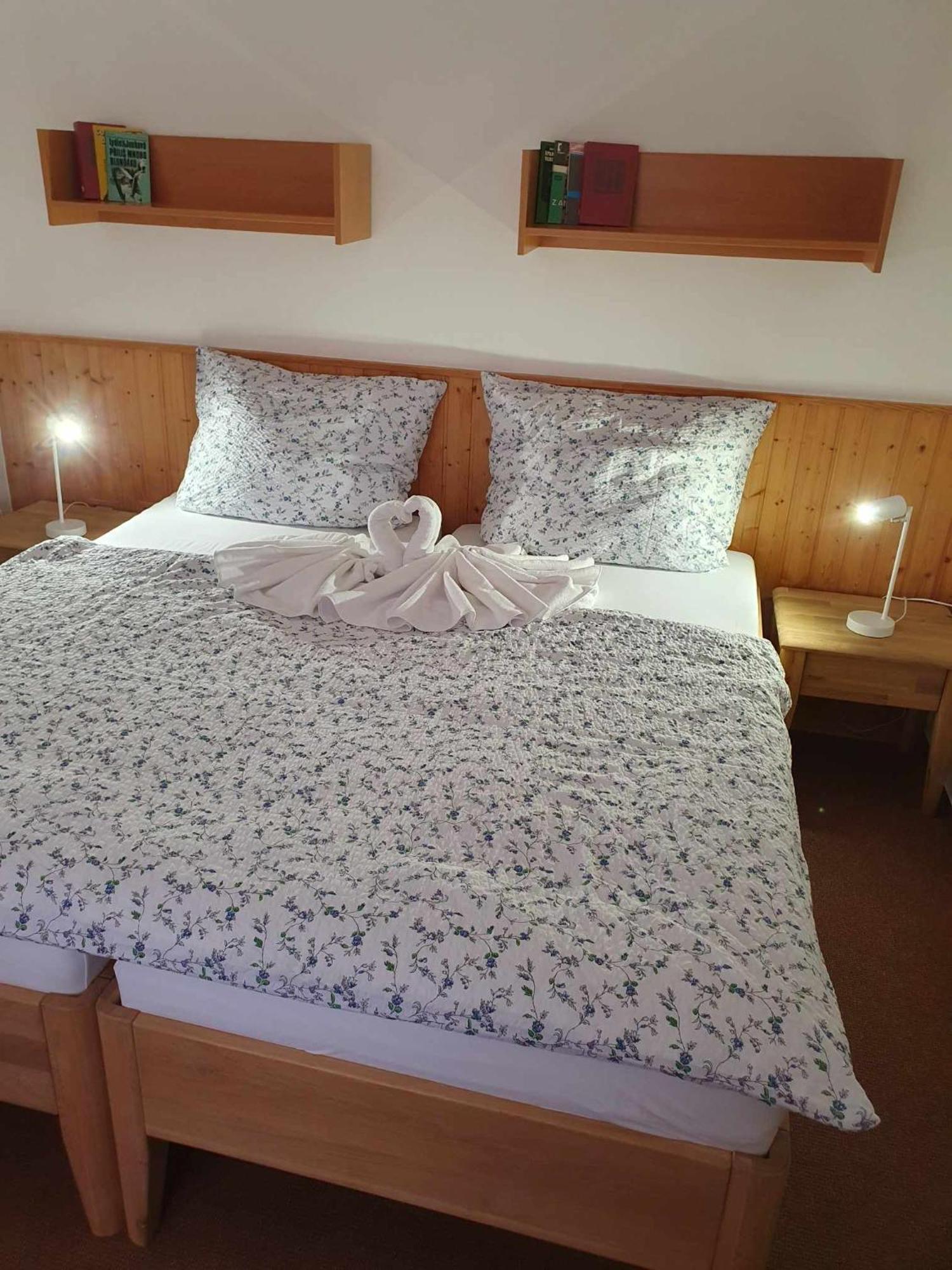 Hotel A Penzion Pegas Vlachovice ภายนอก รูปภาพ